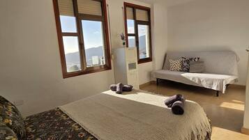 2 bedrooms, desk, iron/ironing board, WiFi