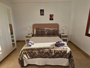 2 室のベッドルーム、デスク、アイロン / アイロン台、WiFi