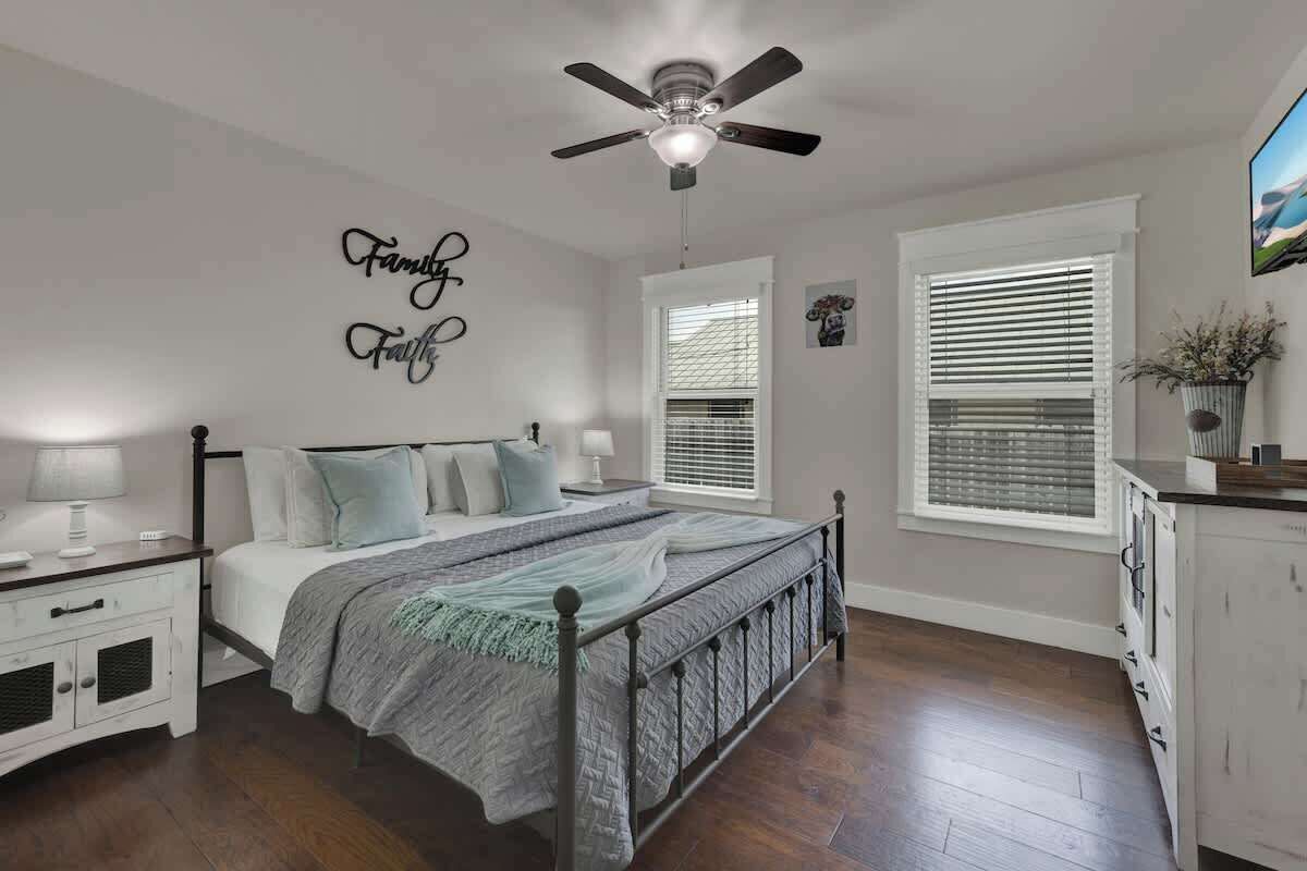 3 bedrooms, iron/ironing board, WiFi, bed sheets