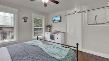 3 slaapkamers, een strijkplank/strijkijzer, wifi, beddengoed