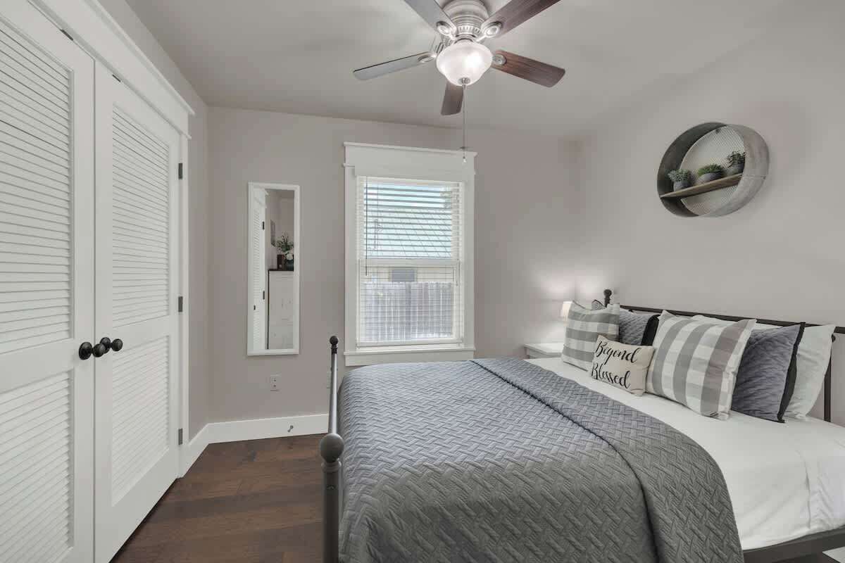 3 bedrooms, iron/ironing board, internet, bed sheets