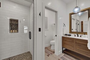 Douche, sèche-cheveux, serviettes fournies