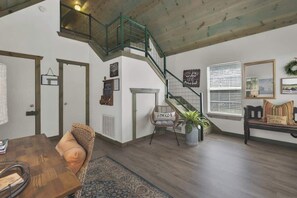 Ein großzügiger Wohnbereich mit Treppe, Esstisch und einer gemütlichen Sitzecke.