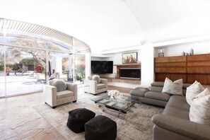 Smart TV, books, stereo, offices