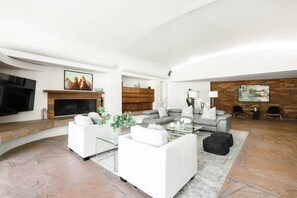 Smart-TV, bøker, stereoanlegg og kontorer