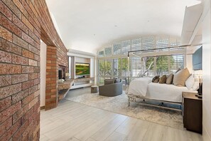 4 bedrooms, desk, iron/ironing board, free WiFi