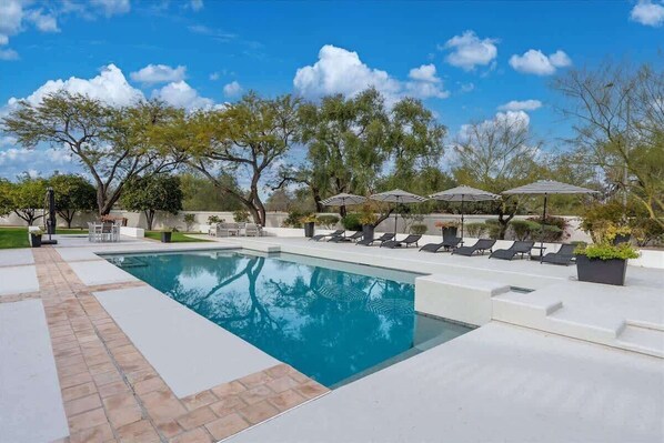 Een buitenzwembad en een verwarmd zwembad