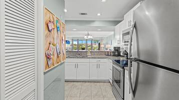 Townhome, Multiple Beds, Balcony (Edgewater Villa 3112) | Private kitchen | Fridge, microwave, oven, stovetop