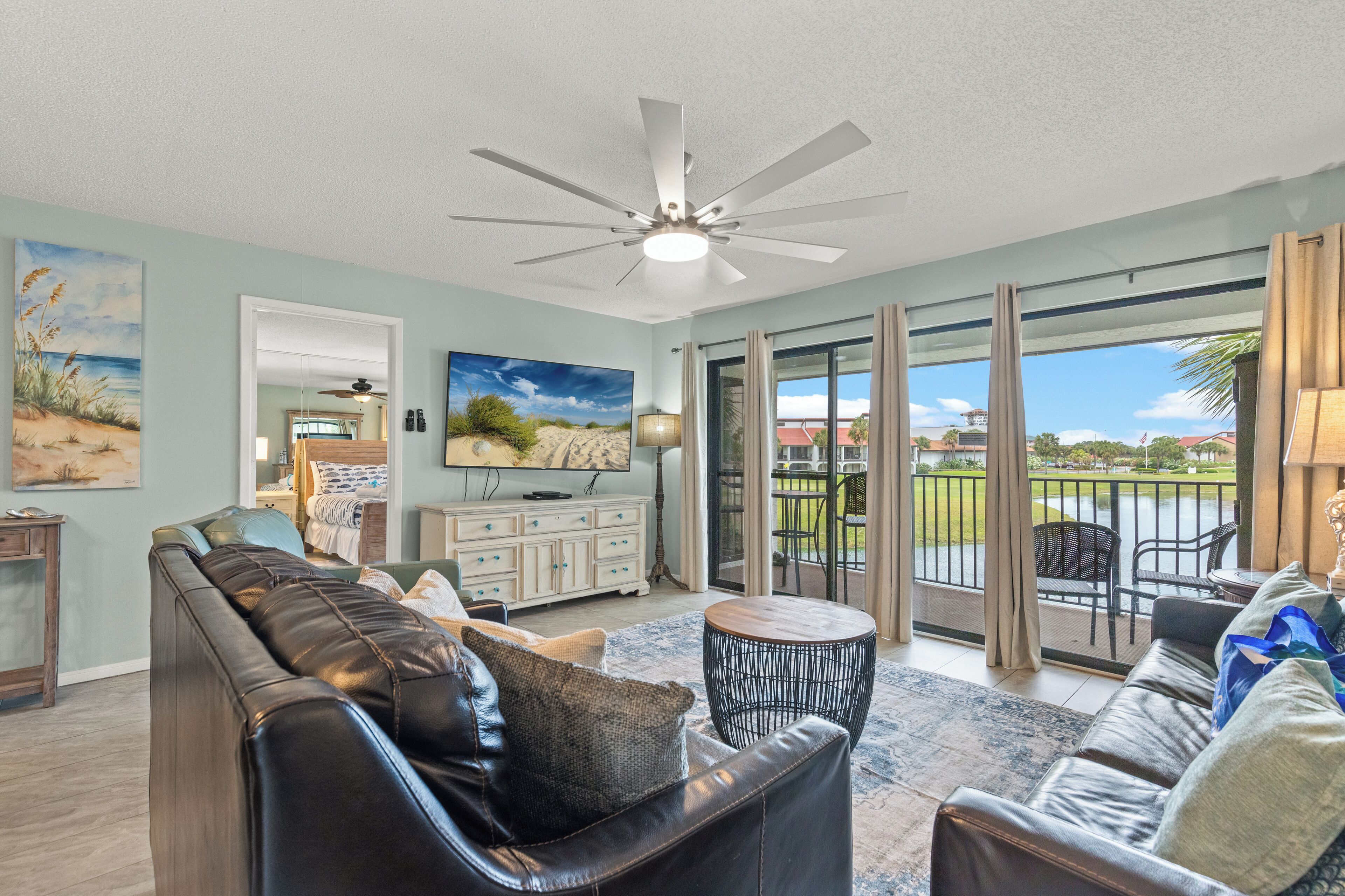 Nhà liên kế, nhiều giường, ban công (Edgewater Villa 3112) | Khu phòng khách | TV màn hình phẳng 42-inch có truyền hình kỹ thuật số 