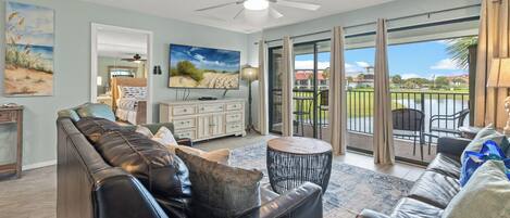 Nhà liên kế, nhiều giường, ban công (Edgewater Villa 3112) | Khu phòng khách | TV màn hình phẳng 42-inch có truyền hình kỹ thuật số