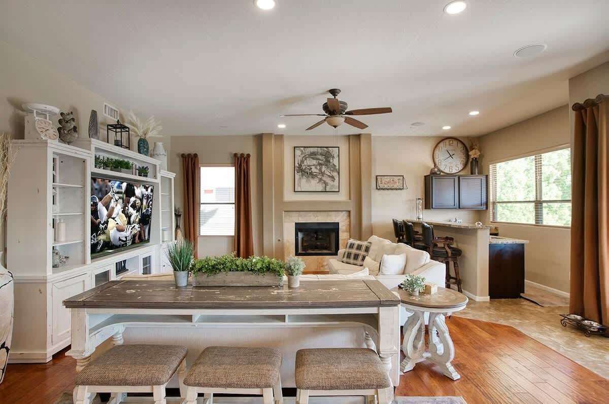 智能電視、壁爐、書籍、 辦公室