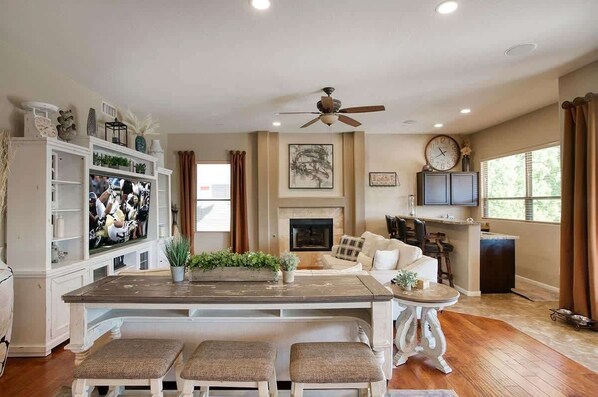 Smart TV, fireplace, books, offices