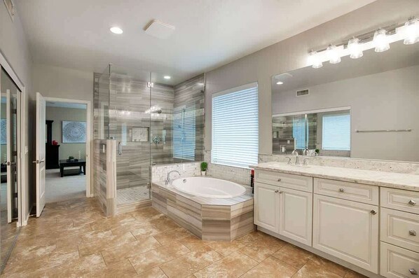Shower, hair dryer, towels, soap - Private Pool, Game Room & Putting Green (Scottsdale)