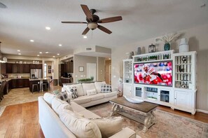 Smart TV, fireplace, books, offices - Scottsdale Stay | Pool, Game Room, Pets Welcome (Scottsdale)
