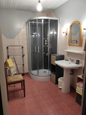 Douche, sĂšche-cheveux, serviettes fournies, papier toilette