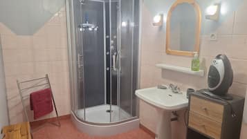 Douche, sèche-cheveux, serviettes fournies, papier toilette
