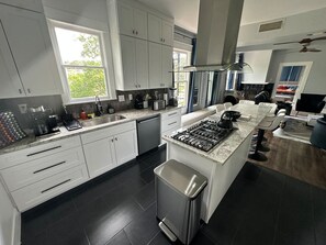 Geladeira, micro-ondas, fogão, cooktop