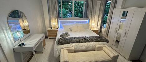 6 Schlafzimmer, Schreibtisch, kostenloses WLAN, Bettwäsche