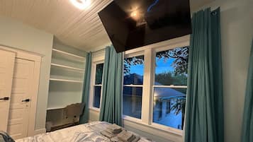 6 bedrooms, desk, free WiFi, bed sheets