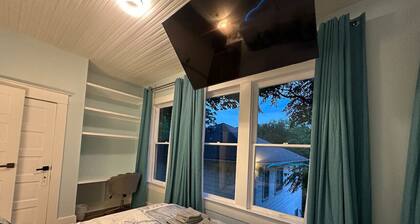 💫 100-in TV|Massage Chair|KING Beds|Walk to UT: ½ mi