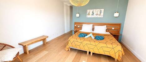 4 bedrooms, iron/ironing board, WiFi, bed sheets