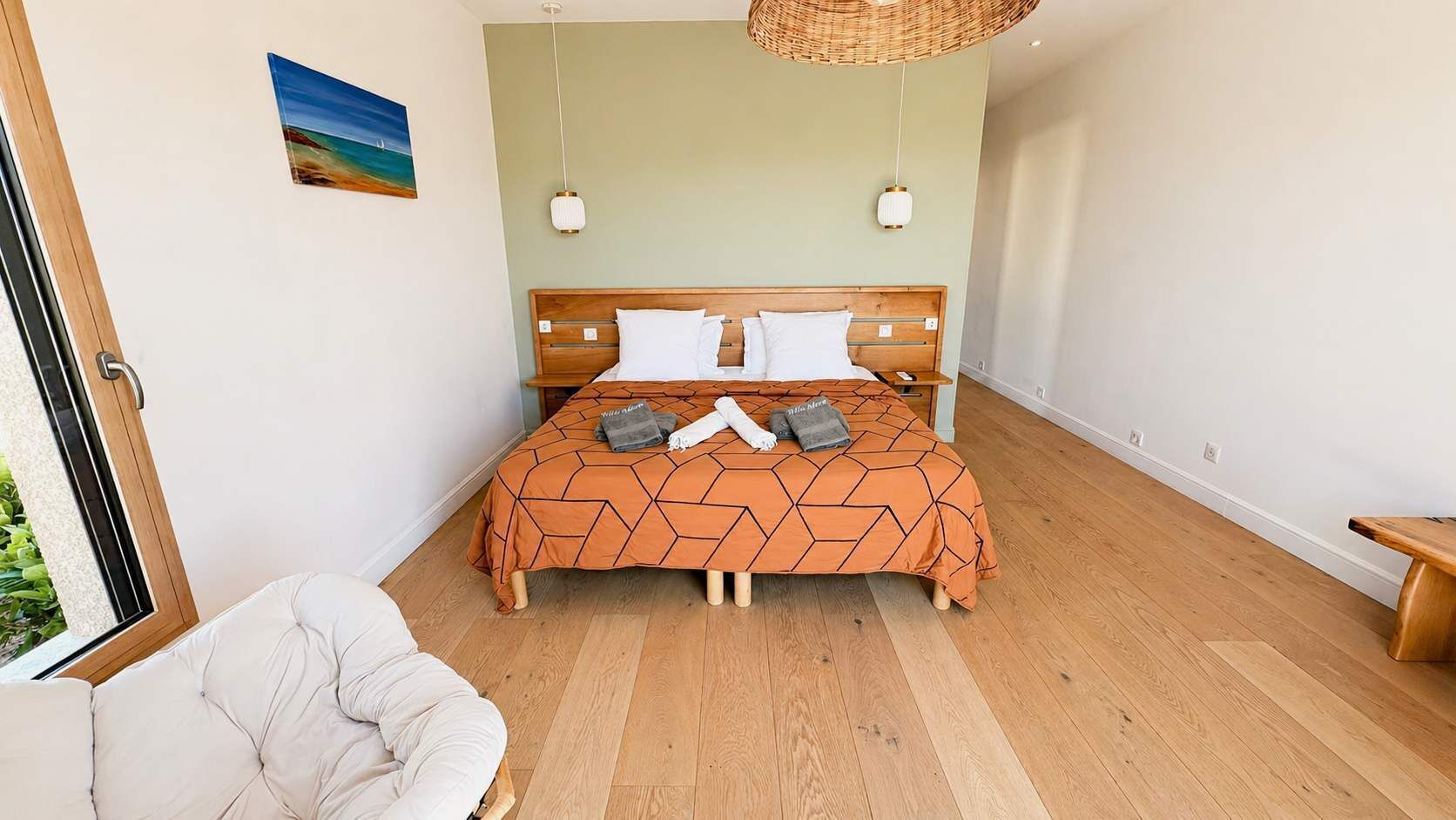 4 bedrooms, iron/ironing board, WiFi, bed sheets
