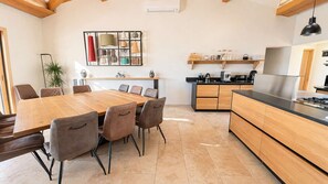 Fridge, microwave, oven, stovetop - Villa Riposu  Jacuzzi  Pool Beach Access on Foot (Sagone)