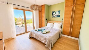 Una camera da letto con un letto, un quadro e vista sull'esterno.