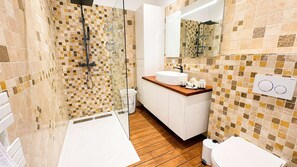 Shower, hair dryer, towels