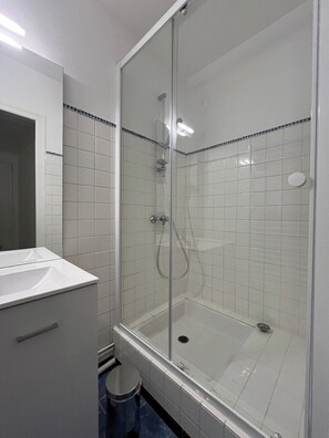 Shower, towels, toilet paper - Serene & bright T1 bis 500m from Thermes – relax, recharge & feel at home (Cazaubon)