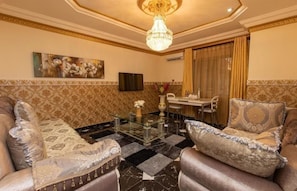 Suite de luna de miel, 1 cama King size, baño privado, vista al parque | 1 habitación, ropa de cama de alta calidad y escritorio 