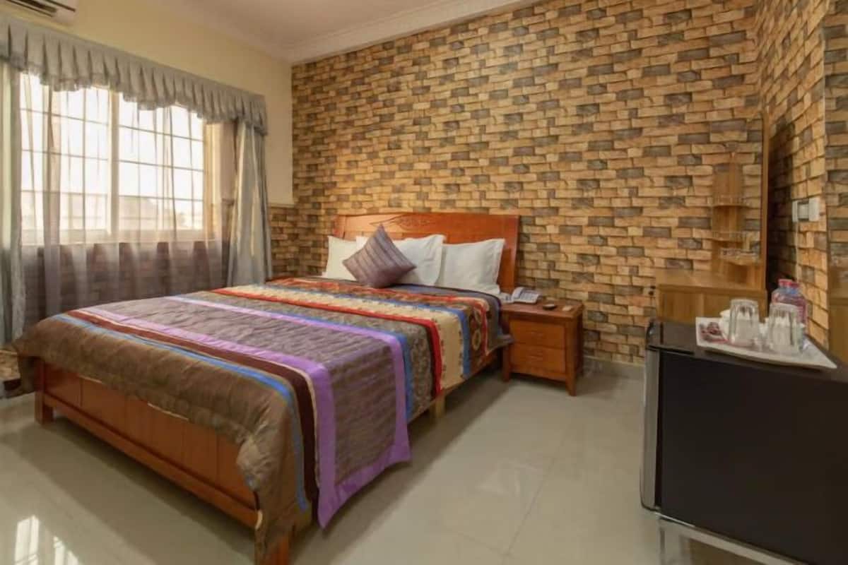 Habitación doble estándar, baño privado, vista al parque | Ropa de cama de alta calidad y escritorio 