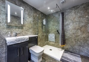 House | Bathroom | Hair dryer - 5 Bedroom Holiday Home in Cornhill, No Deposit (Banff)