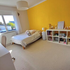 3 quartos, ferros/tábuas de passar roupa, Wi-Fi, roupa de cama