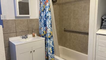 Serviettes fournies, savon, papier toilette