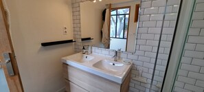 Toalhas de banho, sabonete, papel higiênico 