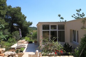 Outdoor dining - Charming 4-bedroom house with pool view, surrounded by a garden in Rukavac, Vis (Rukavac)