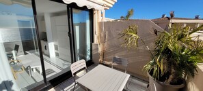 Outdoor dining - "Theo'z Top Floor & Sea View" (Cannes)