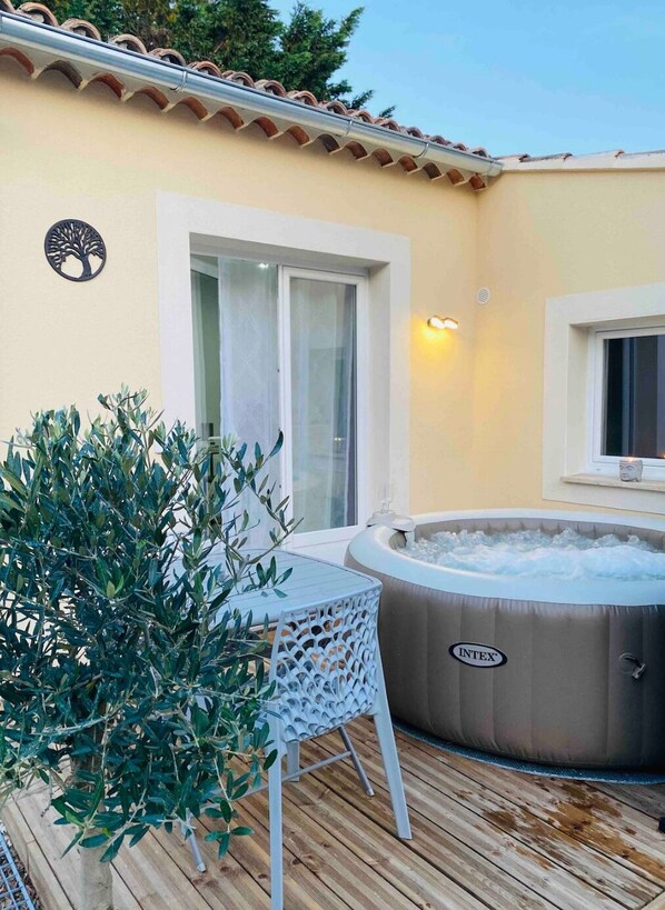 Terrace/patio - Cosy gites with private spas and swimming pool (Mondragon)