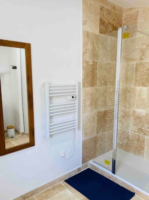 Dusche, Haartrockner, Handtücher, Seife