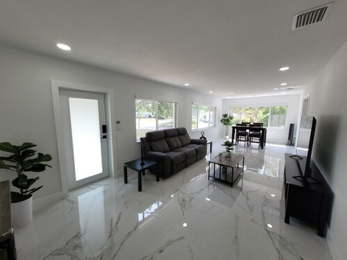 3-bedroom house in welcoming Temple Terrace, WiFi. EV car charging oulet, PS4