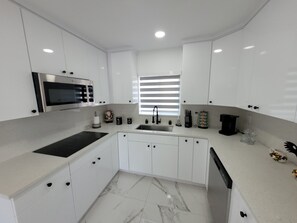 Frigorífico, microondas, placa de cocina y lavavajillas