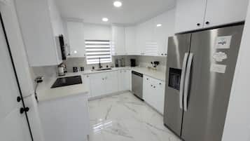 Kühlschrank, Mikrowelle, Herdplatte, Geschirrspüler