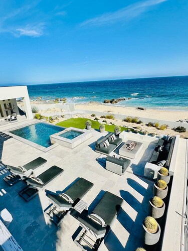 Modern Secluded Oceanfront Whale Watch in Infinity Pool Surfing Paradise