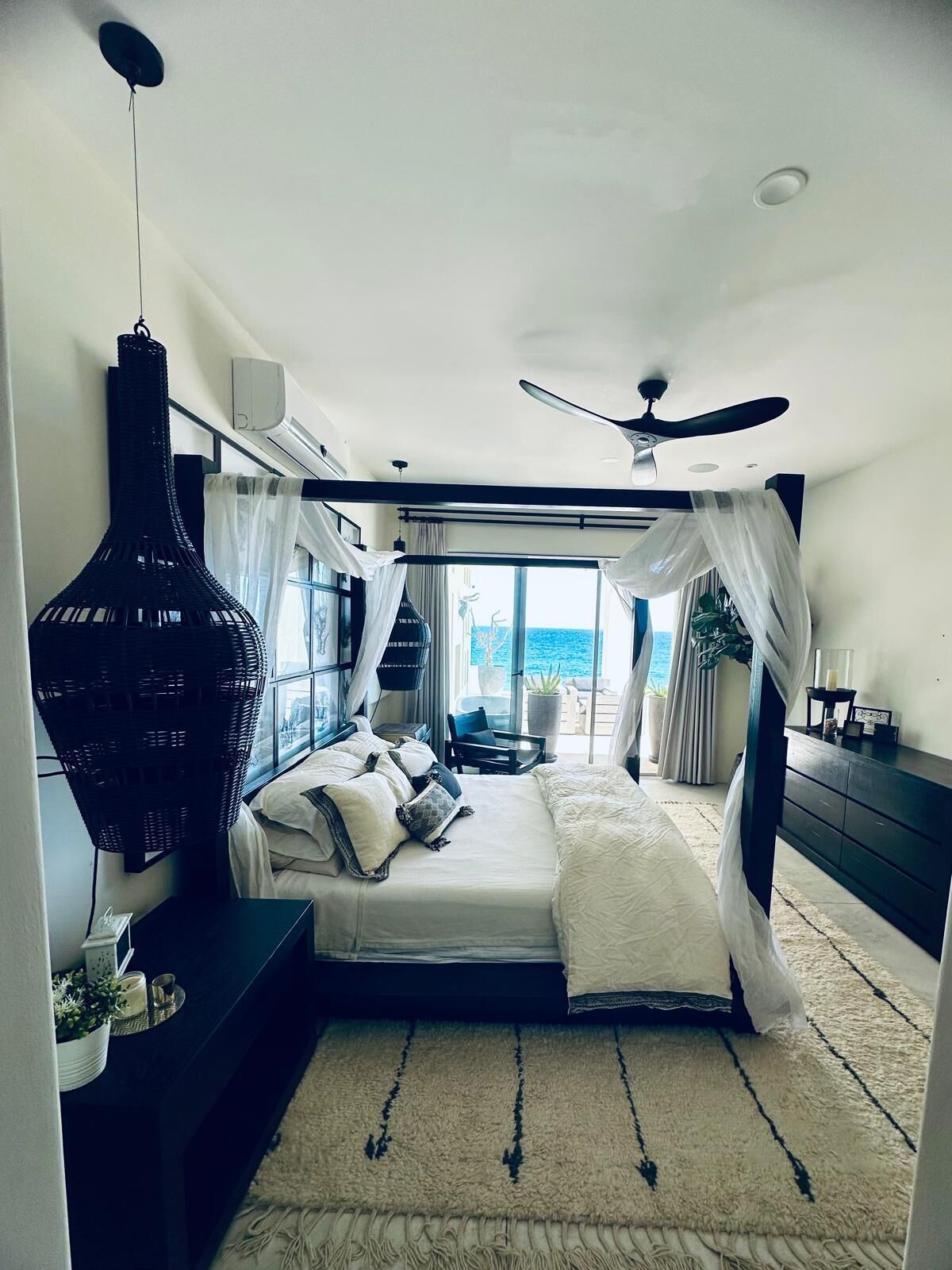 3 makuuhuonetta, tallelokero huoneessa, silitysrauta/-lauta