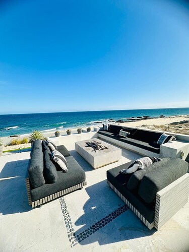 Modern Secluded Oceanfront Whale Watch in Infinity Pool Surfing Paradise