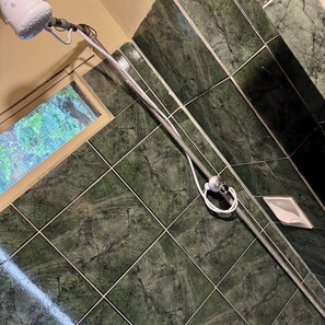 Suihku, pyyhkeet, saippua, vessapaperi