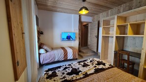 1 chambre, bureau, fer et planche Ă repasser, lit parapluie