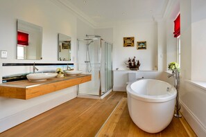 House | Bathroom | Bathtub, hair dryer - Self-catering Retreat With Pool, hot tub (Auchterarder)