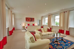 House | 8 bedrooms, iron/ironing board - Self-catering Retreat With Pool, hot tub (Auchterarder)